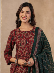 Red & Green  Print Cotton Set Of Kurti With Pant & Dupatta