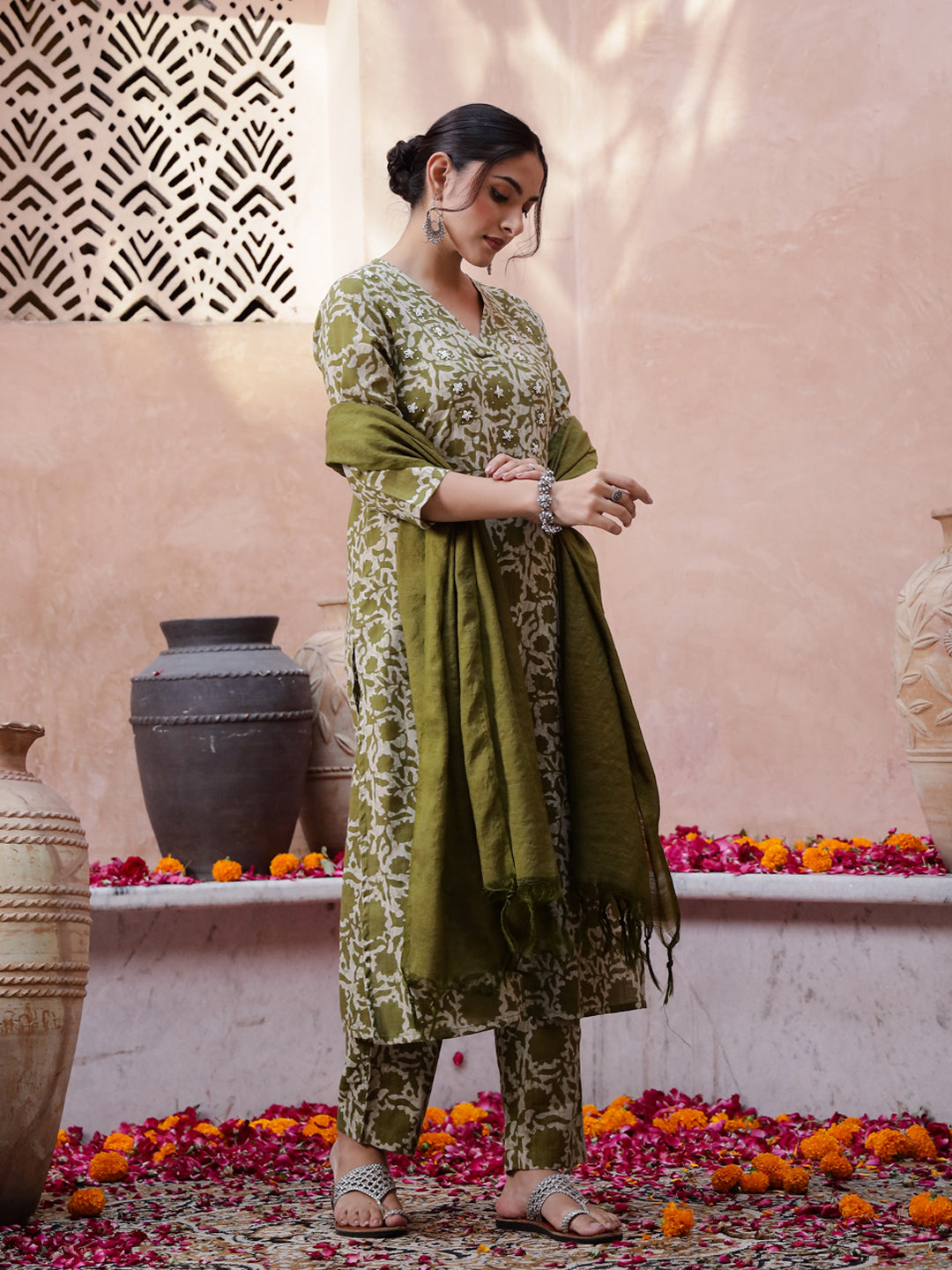 Floral Printed V-Neck Kurta Set - SanskrutiHomes 