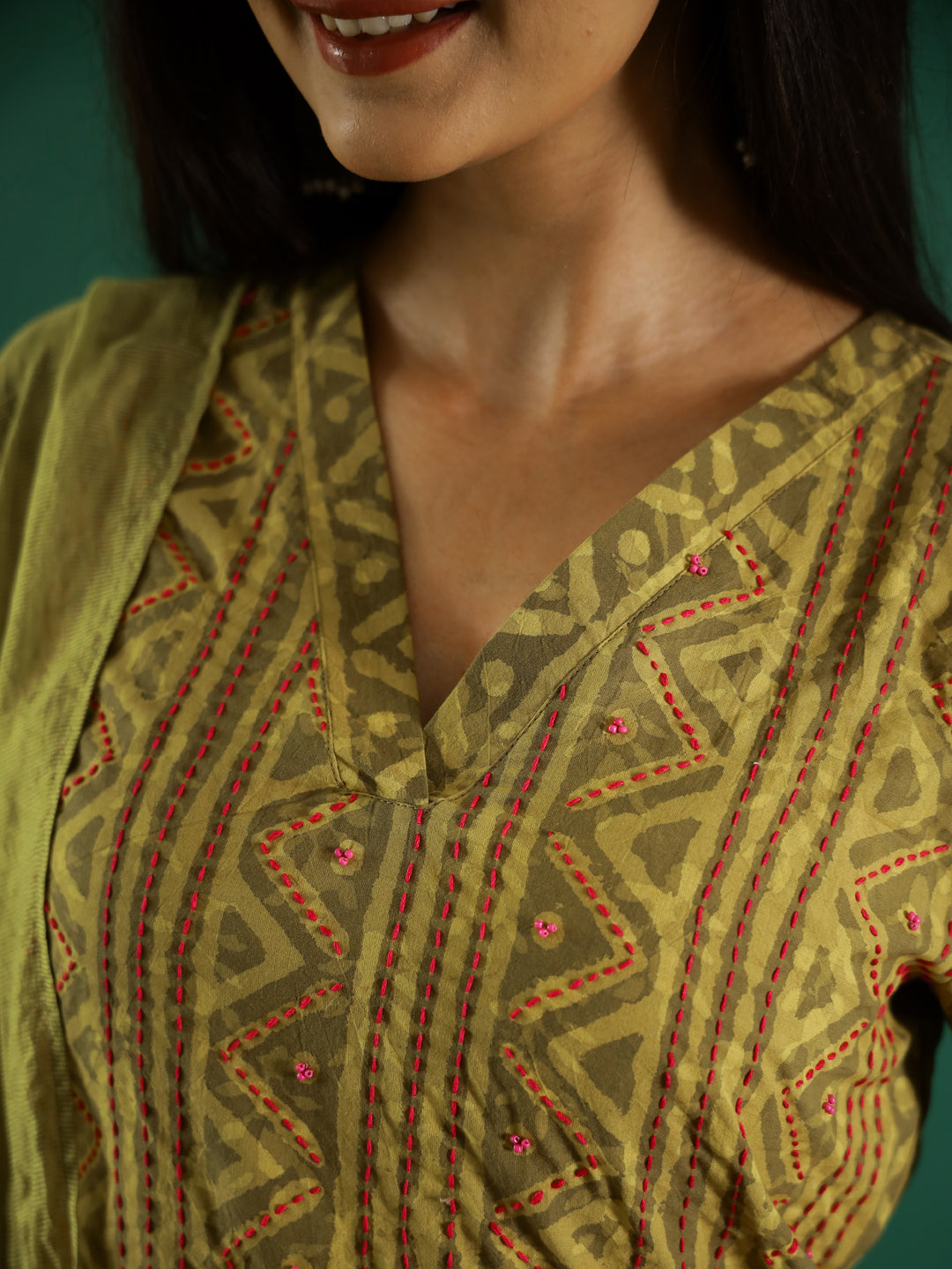 Green Geometric Printed V-Neck Kurta Set for Women - SanskrutiHomes 